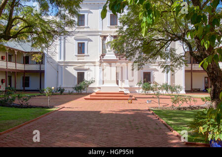 Gemauerten Innenhof mit Pflanzen, Bäumen und Denkmal an die Benediktiner-Kloster in New Norcia, Western Australia Stockfoto