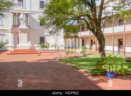 Innenhof mit Statue an das Benediktinerkloster in klösterlichen Stadt von New Norcia, Western Australia. Stockfoto