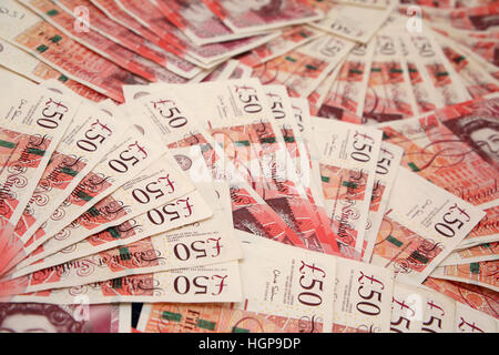 Großbritannien £50-50 Pfund Sterling Notizen. Geld verteilt. Stockfoto
