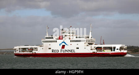 Red Funnel Isle Of Wight Autofähre "Roten Falken" Southampton Water, Southampton, Hampshire, England, Vereinigtes Königreich. Stockfoto