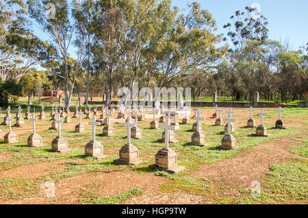 Reihen von Grabsteinen, garniert mit weißen kreuzen auf Friedhof Grundstück mit Eukalyptusbäumen in New Norcia, Western Australia Stockfoto