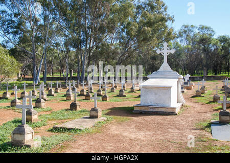 Große über Boden Grab mit Reihen von Gräbern mit weißen kreuzen in New Norcia Friedhof mit Bäumen in Western Australia. Stockfoto