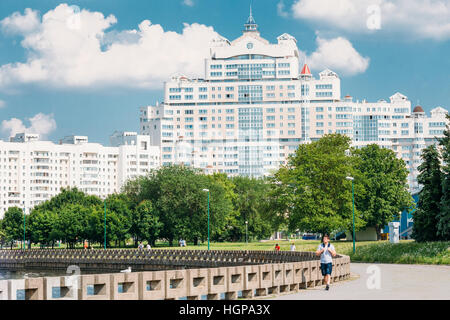 MINSK, BELARUS - 2. Juni 2015: Menschen zu Fuß entlang der Uferpromenade im Bezirk Nemiga, Nyamiha in Minsk, Weißrussland. Stockfoto