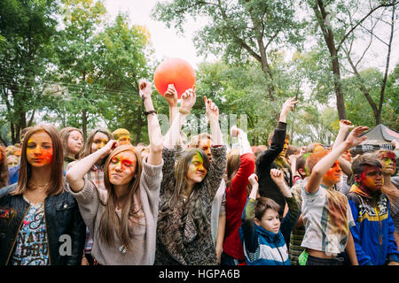 Gomel, Weißrussland - 12. September 2015: Junge Leute Spaß haben und tanzen zusammen auf Holi-Farbe-Festival im park Stockfoto