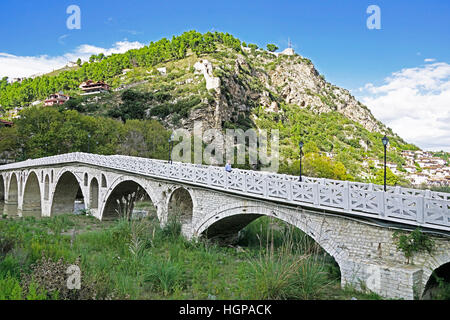 Gorica Brücke über Fluss Osum Berat ist aus dem 18. Jahrhundert historischen osmanischen Struktur für Fußgänger. Stockfoto