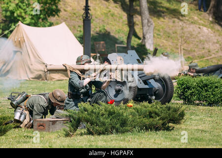 Gomel, Weißrussland - 9. Mai 2016: Zwei Wehrmacht Reenactors neu schießen während der Schlacht des 2. Weltkrieges. Szene von Historisches Reenactment feiern Vic Stockfoto