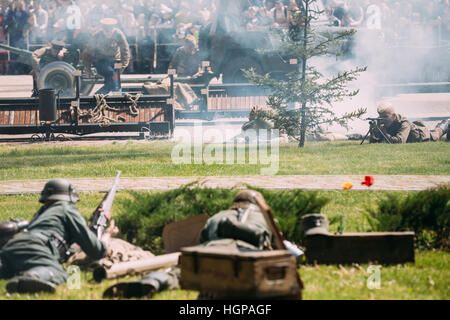 Gomel, Weißrussland - 9. Mai 2016: Die Szene der historischen Rekonstruktion der Schlacht des 2. Weltkrieges zwischen Reenactors der Wehrmacht und die sowjetischen Streitkräfte auf Cele Stockfoto