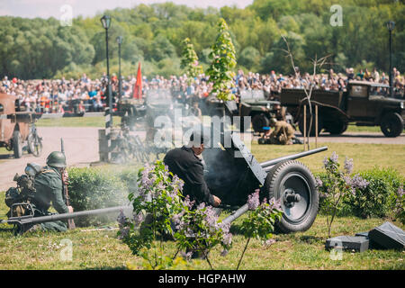 Gomel, Weißrussland - 9. Mai 2016: Rückansicht der beiden Wehrmacht Soldaten Reenactors neu die Schlacht des 2. Weltkrieges mit Gewehren. Szene von Historisches Reenactment auf Stockfoto