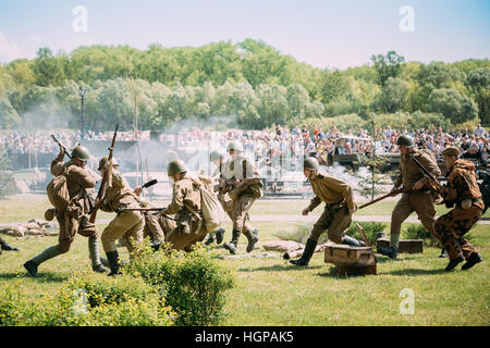 Gomel, Weißrussland - 9. Mai 2016: Neu die Reenactors In Uniform der Soldaten der sowjetischen Streitkräfte mit Gewehren der Schauplatz der Schlacht von WW2 Zeit auf DRI Stockfoto