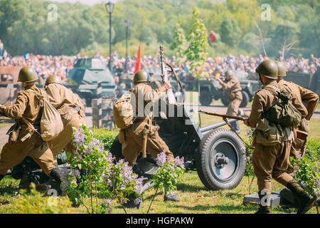 Gomel, Weißrussland - 9. Mai 2016: Rückansicht des Reenactors In Uniform der Soldaten der sowjetischen Streitkräfte mit Gewehren, die Neuerstellung der Schauplatz der Schlacht von WW2 Zeit Stockfoto