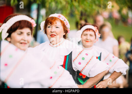 Gomel, Weißrussland - 9. Mai 2016: Nahaufnahme älterer Frauen In belarussische nationale Kostüme, die Besetzung von Gesang &amp; Chor Ensemble feiern Victo Stockfoto