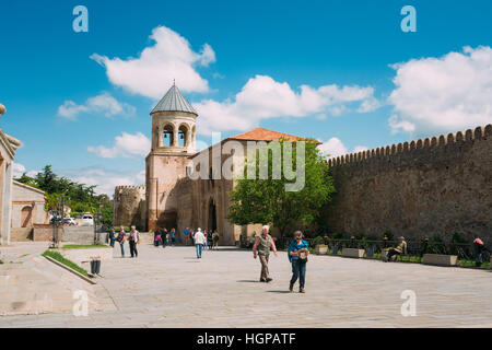 Mzcheta, Georgia - 20. Mai 2016: Passanten in der Nähe der Stein Außenwand mit Glockenturm und Tor zu Swetizchoweli-Kathedrale der lebenden Säule A Stockfoto