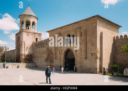 Mzcheta, Georgia - 20. Mai 2016: Passanten in der Nähe der Stein Außenwand mit Glockenturm und Tor zu Swetizchoweli-Kathedrale der lebenden Säule A Stockfoto