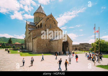 Mzcheta, Georgia - 20. Mai 2016: Die Touristen zu Fuß in der Nähe der Swetizchoweli-Kathedrale der lebenden Säule an sonnigen Sommertagen unter blauem Himmel. Stockfoto