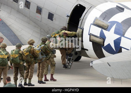 Fallschirmspringer, die Eingabe einer Dakota DC-3 zu machen, in der Operation Market Garden-Gedenkstätte zu springen. Stockfoto
