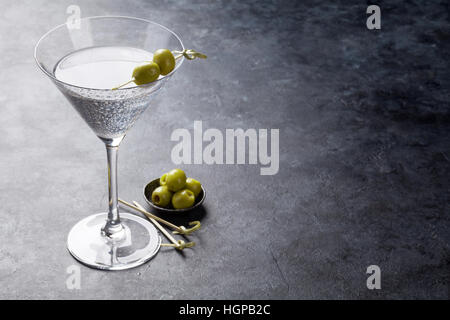 Martini cocktail auf dunklen Steintisch. Mit Platz für Ihren text Stockfoto