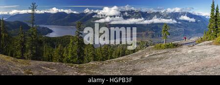 Howe Sound Panorama Niedrige Wolken Über Den Coast Mountains Range Pazifischer Regenwald Landcape Malerische Wanderungen Meer Zu Sky Squamish British Columbia Kanada Stockfoto