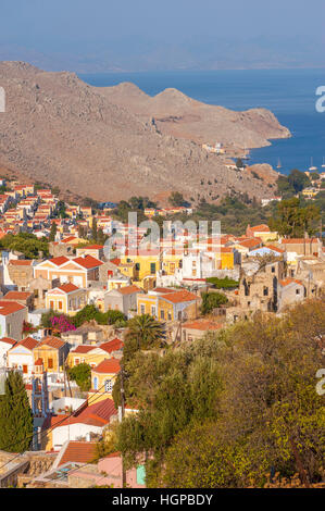 Blick hinunter auf Chorio, Pedi auf der griechischen Insel Symi Stockfoto