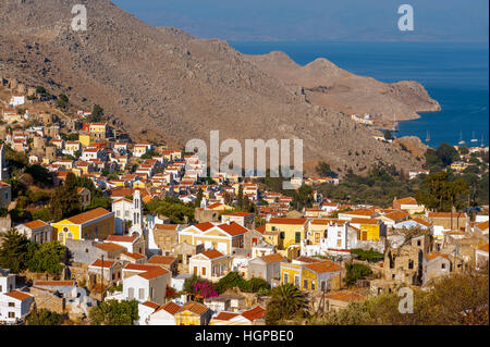 Blick hinunter auf Chorio, Pedi auf der griechischen Insel Symi Stockfoto