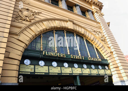 Der Eingang zum Flinders Street Bahnhof in Melbourne Victoria Australien Stockfoto