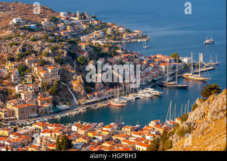 Blick hinunter auf den Hafen in Yialos auf Symi Griechenland Stockfoto