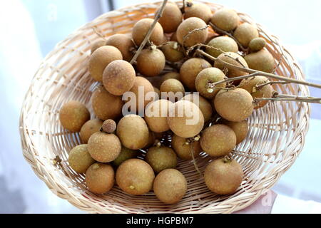 Dimocarpus Longan oder bekannt als Longan in Bambus-Platte Stockfoto