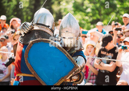 Ethnologisches, Belarus - July19, 2014: Denkmalpflege der ritterlichen Kämpfe auf Festival der mittelalterlichen Kultur. Ritter im Kampf mit Schwertern Stockfoto