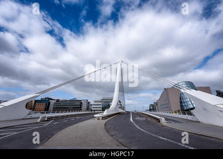Samuel Beckett Bridge ist eine schöne, Harfe geformt Brücke über den Fluss Liffey in Dublin, Irland. Stockfoto