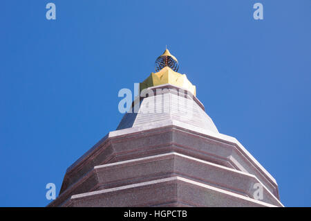 Die Spitze der Königinnen Pagode gegen blauen Himmel im Doi Inthanon Nationalpark in Chiang Mai in Thailand an einem sonnigen Tag. Stockfoto