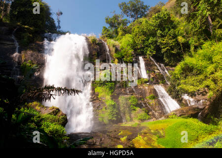 Ein Regenbogen am Fuße des Wachirathan Wasserfall in Thailand in der Nähe von Chiang Mai im Doi Inthanon Nationalpark wie ein Regenbogen gebildet im Nebel unter der fal Stockfoto