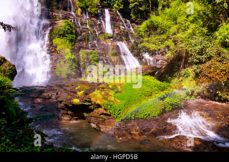 Ein Regenbogen am Fuße des Wachirathan Wasserfall in Thailand in der Nähe von Chiang Mai im Doi Inthanon Nationalpark wie ein Regenbogen gebildet im Nebel unter der fal Stockfoto