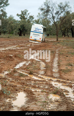 Bus stecken im Schlamm, Outback, Queensland. Stockfoto