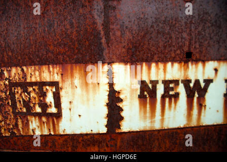 Rusty New Zeichen auf Rückseite des alten Maschine, Tyrone, Queensland, Australien. Stockfoto