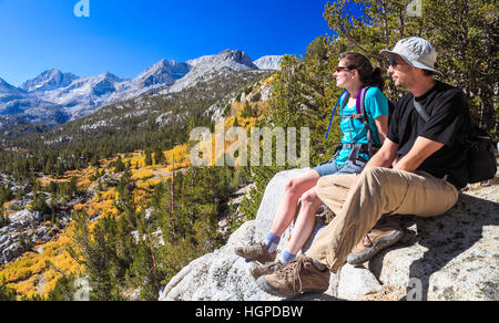 Paar Blick auf kleine Seen-Tal im Rock Creek Canyon von einem Aussichtspunkt aus Mono Pass Trail Stockfoto