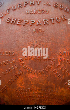 Rusty Shepparton Zeichen auf Rückseite des alten Maschine, Tyrone, Queensland, Australien. Stockfoto