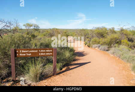 Weg um die Z-Biegung durch native Buschland im Kalbarri National Park unter blauem Himmel in Kalbarri, Western Australia. Stockfoto