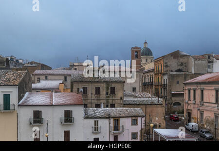 Ortona (Abruzzen, Italien) - die Stadt an der Adria, mit großen Hafen, die mittelalterliche Burg und die schöne Altstadt. Stockfoto