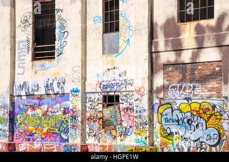 Alte verlassene South Fremantle Kraftwerk mit Jugend tagging, kaputte Windows und leere Hülle in North Coogee, Western Australia Stockfoto