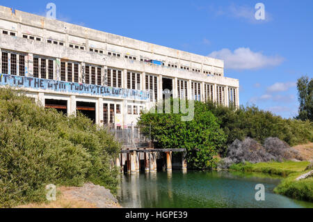 Alte verlassene South Fremantle Kraftwerk mit Jugend-tagging und Kühlbecken in North Coogee, Western Australia Stockfoto