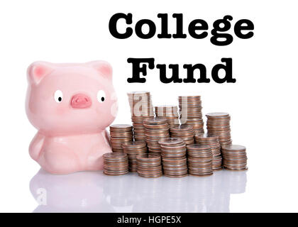 Rosa unkonventionelle Sparschwein auf einer reflektierenden Oberfläche mit haufenweise Viertel neben ihm sitzen. Blick in Richtung Haufen Geld. College fund tex Stockfoto