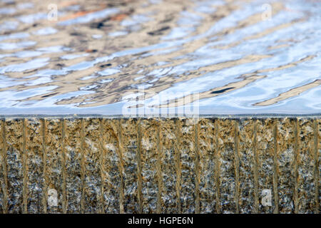 Rand des Infinity-Pool, Wasser fließt diagonal und Gießen über den Rand, Recycling-zurück in den Pool, um Sie weiter fließen Stockfoto