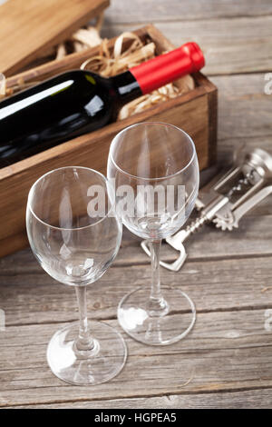 Flasche Rotwein und Gläser auf Holztisch Stockfoto