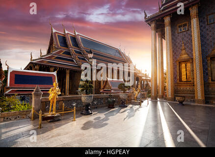 Tempel des Smaragd Buddha Wat Phra Kaew in Bangkok bei Sonnenuntergang Stockfoto