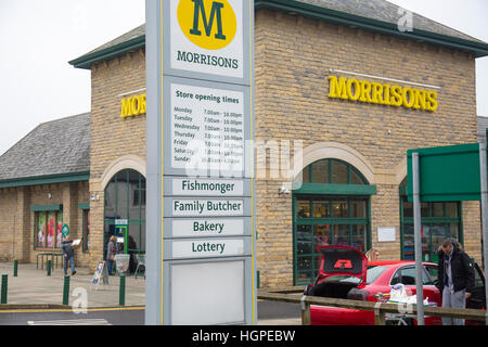 Morrisons Supermarkt Lebensmittelgeschäft im Dorf Ramsbottom in Lancashire, England Stockfoto