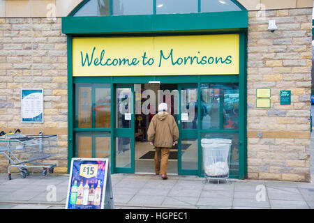 Willkommen Sie bei Safeway Supermarkt Lebensmittelgeschäft im Dorf Ramsbottom in Lancashire, England Stockfoto