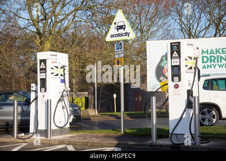 Ladestation für Elektrofahrzeuge auf der Autobahn M6 an der knutsford-Tankstelle, Ceshire, England, Großbritannien Stockfoto