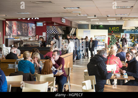 Knutsford Autobahnraststätte auf der M6, wo Reisende können eine Pause und genießen Sie eine Mahlzeit, Cheshire, England Stockfoto