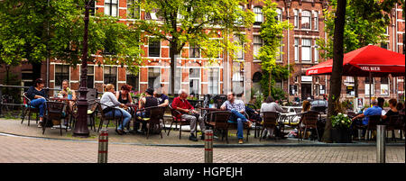 AMSTERDAM, NIEDERLANDE, 9. JULI 2016. Menschen ist entspannend und genießen Sie einen Drink auf der Terrasse am Kanal in Amsterdam, Art des Lebens in Amsterdam Stockfoto