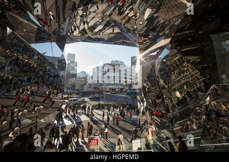 Das Kaleidoskop gespiegelten Interieur der Tokyo Plaza Shopping Mall in Harajuku in Tokio, Japan Stockfoto