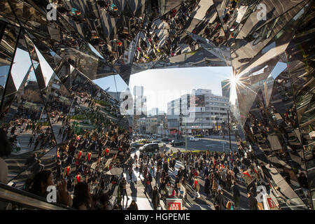 Das Kaleidoskop gespiegelten Interieur der Tokyo Plaza Shopping Mall in Harajuku in Tokio, Japan Stockfoto